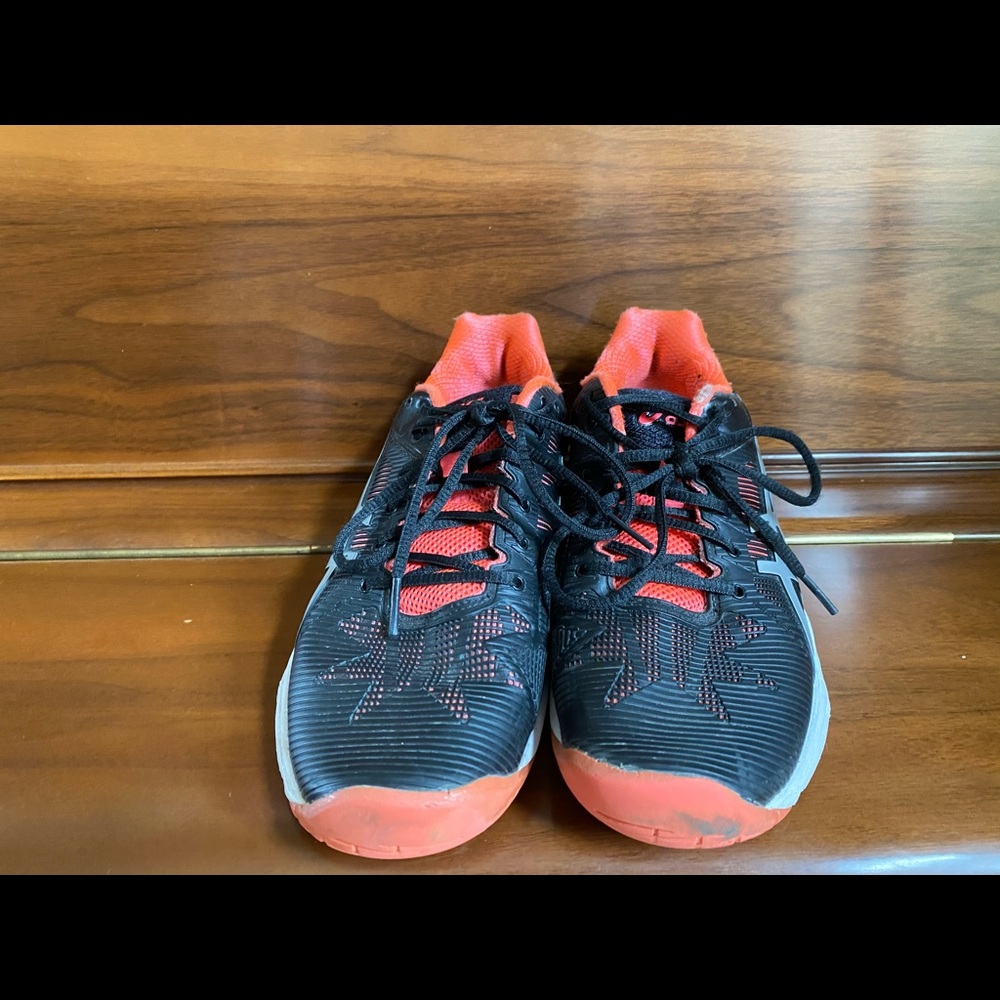 Tennis shoes